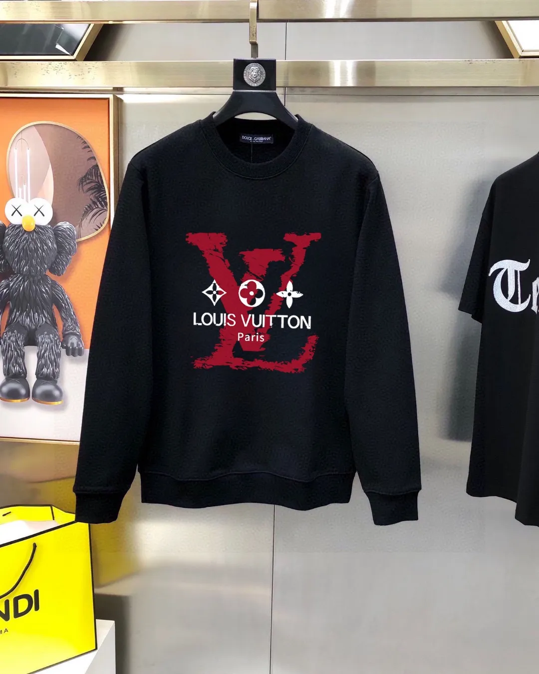 🅿️220 brand [LV Louis Vuitton] (good news for fat people) 2025ss autumn latest long-sleeved round-neck sweatshirt, on sale simultaneously on the official website. Refreshing and breathable. Made of top Tencel Roman. Comfortable and soft. 3D three-dimensional clarity. Super fashion sense. Great for gifting and keeping for yourself. Size: M-5XL (can wear up to 220 pounds)